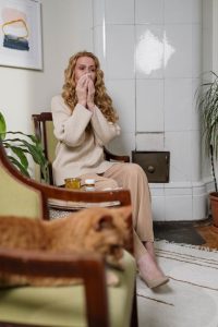 Alergije i simptomi kod žene u zatvorenom prostoru